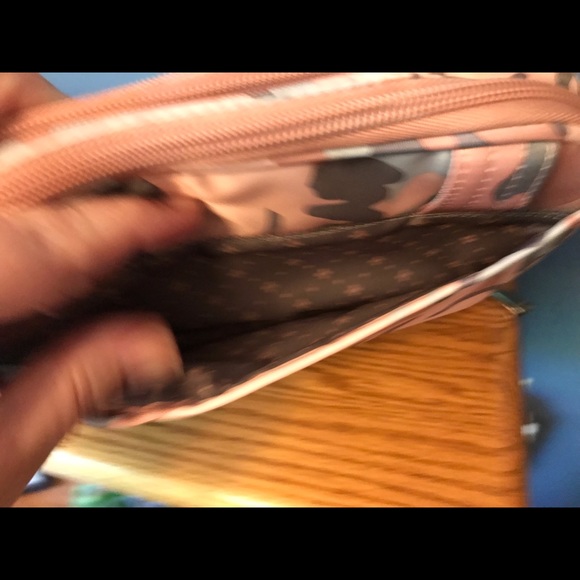 Lug Brand NWT Roundabout 2 in Camo Rose. Includes strap but not wristlet. - Picture 9 of 11